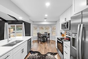 Pecht Haus 3 Bedroom Home by RedAwning