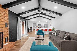 Pecht Haus 3 Bedroom Home by RedAwning