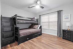 Pecht Haus 3 Bedroom Home by RedAwning