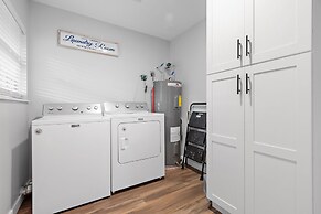 Pecht Haus 3 Bedroom Home by RedAwning