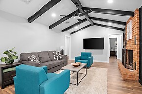 Pecht Haus 3 Bedroom Home by RedAwning