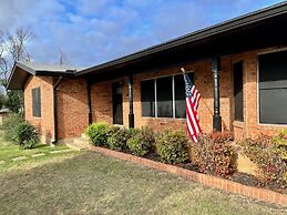 Pecht Haus 3 Bedroom Home by RedAwning