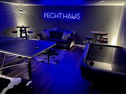 Pecht Haus 3 Bedroom Home by RedAwning