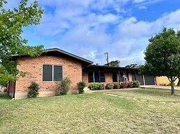 Pecht Haus 3 Bedroom Home by RedAwning