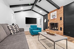 Pecht Haus 3 Bedroom Home by RedAwning