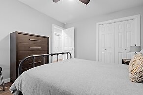 Pecht Haus 3 Bedroom Home by RedAwning