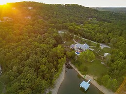 Tuckers Cove 7 Bedroom Home by RedAwning