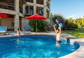 Tuckers Cove 7 Bedroom Home by RedAwning