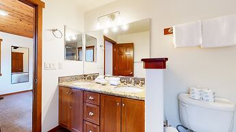 Grayfox 2 Pet-Friendly, 5-Star with Private Hot Tub, 2 Car Garage and 