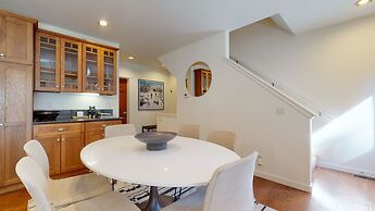 Grayfox 2 Pet-Friendly, 5-Star with Private Hot Tub, 2 Car Garage and 