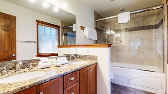 Grayfox 2 Pet-Friendly, 5-Star with Private Hot Tub, 2 Car Garage and 