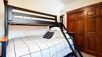 Grayfox 2 Pet-Friendly, 5-Star with Private Hot Tub, 2 Car Garage and 