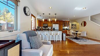 Grayfox 2 Pet-Friendly, 5-Star with Private Hot Tub, 2 Car Garage and 