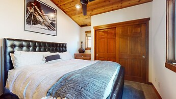 Grayfox 2 Pet-Friendly, 5-Star with Private Hot Tub, 2 Car Garage and 