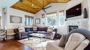 Grayfox 2 Pet-Friendly, 5-Star with Private Hot Tub, 2 Car Garage and 