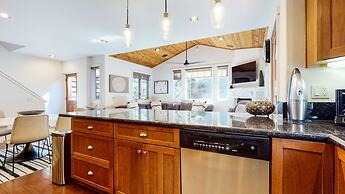 Grayfox 2 Pet-Friendly, 5-Star with Private Hot Tub, 2 Car Garage and 