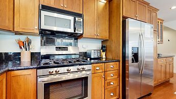 Grayfox 2 Pet-Friendly, 5-Star with Private Hot Tub, 2 Car Garage and 