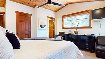 Grayfox 2 Pet-Friendly, 5-Star with Private Hot Tub, 2 Car Garage and 