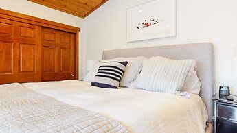 Grayfox 2 Pet-Friendly, 5-Star with Private Hot Tub, 2 Car Garage and 