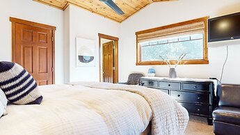 Grayfox 2 Pet-Friendly, 5-Star with Private Hot Tub, 2 Car Garage and 