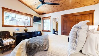 Grayfox 2 Pet-Friendly, 5-Star with Private Hot Tub, 2 Car Garage and 