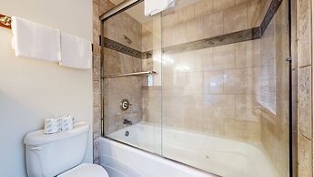 Grayfox 2 Pet-Friendly, 5-Star with Private Hot Tub, 2 Car Garage and 