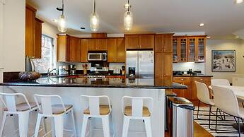 Grayfox 2 Pet-Friendly, 5-Star with Private Hot Tub, 2 Car Garage and 