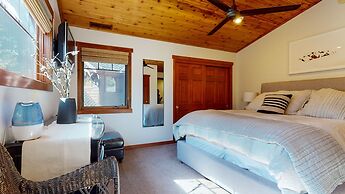 Grayfox 2 Pet-Friendly, 5-Star with Private Hot Tub, 2 Car Garage and 