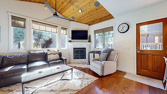 Grayfox 2 Pet-Friendly, 5-Star with Private Hot Tub, 2 Car Garage and 