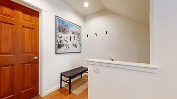 Grayfox 2 Pet-Friendly, 5-Star with Private Hot Tub, 2 Car Garage and 