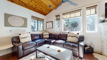 Grayfox 2 Pet-Friendly, 5-Star with Private Hot Tub, 2 Car Garage and 