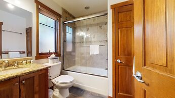 Grayfox 2 Pet-Friendly, 5-Star with Private Hot Tub, 2 Car Garage and 