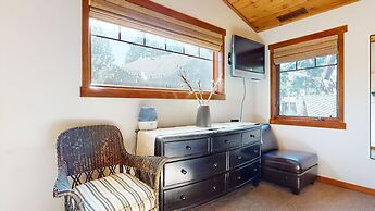 Grayfox 2 Pet-Friendly, 5-Star with Private Hot Tub, 2 Car Garage and 