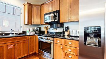 Grayfox 2 Pet-Friendly, 5-Star with Private Hot Tub, 2 Car Garage and 