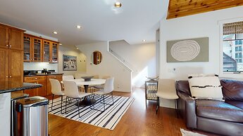 Grayfox 2 Pet-Friendly, 5-Star with Private Hot Tub, 2 Car Garage and 