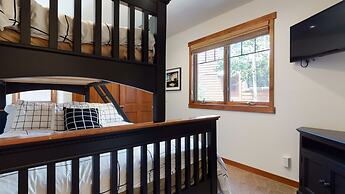 Grayfox 2 Pet-Friendly, 5-Star with Private Hot Tub, 2 Car Garage and 