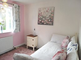 Charming Wentworth Lodge With Countryside Views