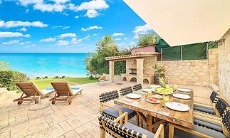 Psarou Beach House in Psarou