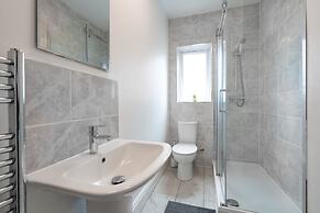 Spacious 4BR, Parking, Near Centre