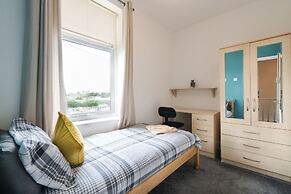 Spacious 4BR, Parking, Near Centre