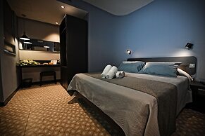 Victoria by Petit Chic