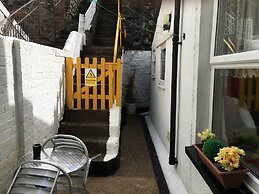 Homely 2- bed Apartment -ground Floor-sleeps 4