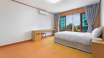 Jeju Badaaehyanggi Pension