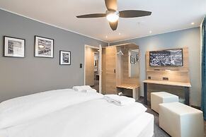 Riverview Apartments by dasPaul