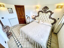 Pool and Jacuzzi - Charming Villa in Umbria - Sleeps 24 - Lake View