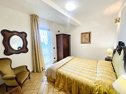 Pool and Jacuzzi - Charming Villa in Umbria - Sleeps 24 - Lake View