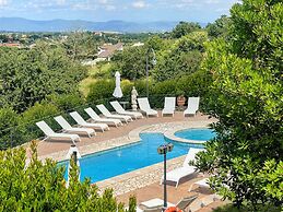 Pool and Jacuzzi - Charming Villa in Umbria - Sleeps 24 - Lake View