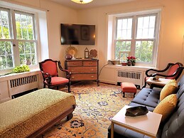 1st fl Luxury Apartment, Sanctuary of the Swan Wellness Whole Home Hot