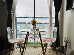 The Elevated Abode - Comfycosy Studio at The Loop