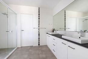 Tenterfield Beachfront Luxury 4 Bedroom Holiday Home